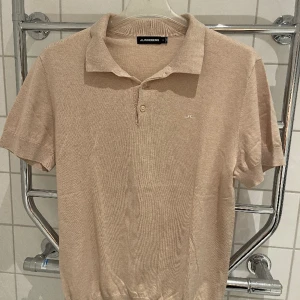 J.Lindeberg piké  - J.Lindeberg piké i nyskick Beige, Medium Pris: 350 (nypris 1400)