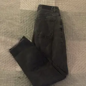 Ett par svart gråaktiga jeans från Bikbok i storlek s. Säljer pga de inte kommit till användning. Jeansen är i bra skick🖤