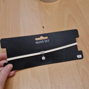 Choker - Beige/off white choker med silvrig diamant berlock. Helt ny, i sin förpackning!