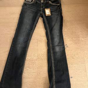 Säljer dessa super snygga jeans. Jag köpte de på Sellpy men tyvärr är de lite för stora.