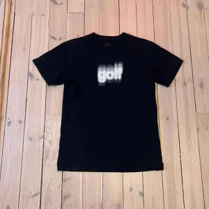 Golf le fleur t-shirt - Tjo! Säljer nu denna snygga golf le fleur tshirten som är från tyler the creaators märke. Tshirten är i bra skick och har inga defketer. Hoppas du vill köpa!