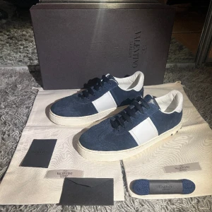 Valentino flycrew - Säljer dessa sjukt eftertraktade valentino flycrew i färgen Navy och storlek 36.5 fast de är större. ALLA nitar kvar. Skick 9.5/10.  Tillkommer: skor och en dustbag. Hör av er vid frågor 