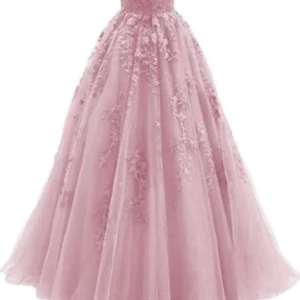 Balklänning storlek 34 och 36 - Har två av denna klänningen en i storlek 34 och en i 36. Säljer båda då de inte riktigt var min stil. De är båda bara provade.