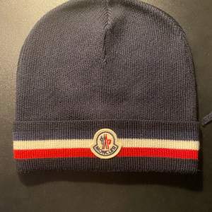 Jag säljer min moncler mössa som knappt kommit till användning, så den är nyskick, 9/10. Säljer billigt för att jag vill bli av med den. Strlk: One size. Ordinarie pris: 1800kr.