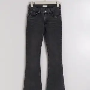 Ett par gråa Low waist jeans från Gina tricot som aldrig kommer till användning, dom är i ett super fint skick, meddela gärna för flera bilder!