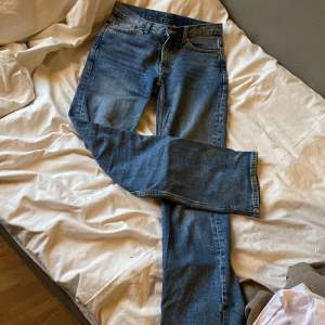 Mid Waist Jeans från Weekday i storlek 25/30. Flared modell Kan tänka mig att förhandla priset!