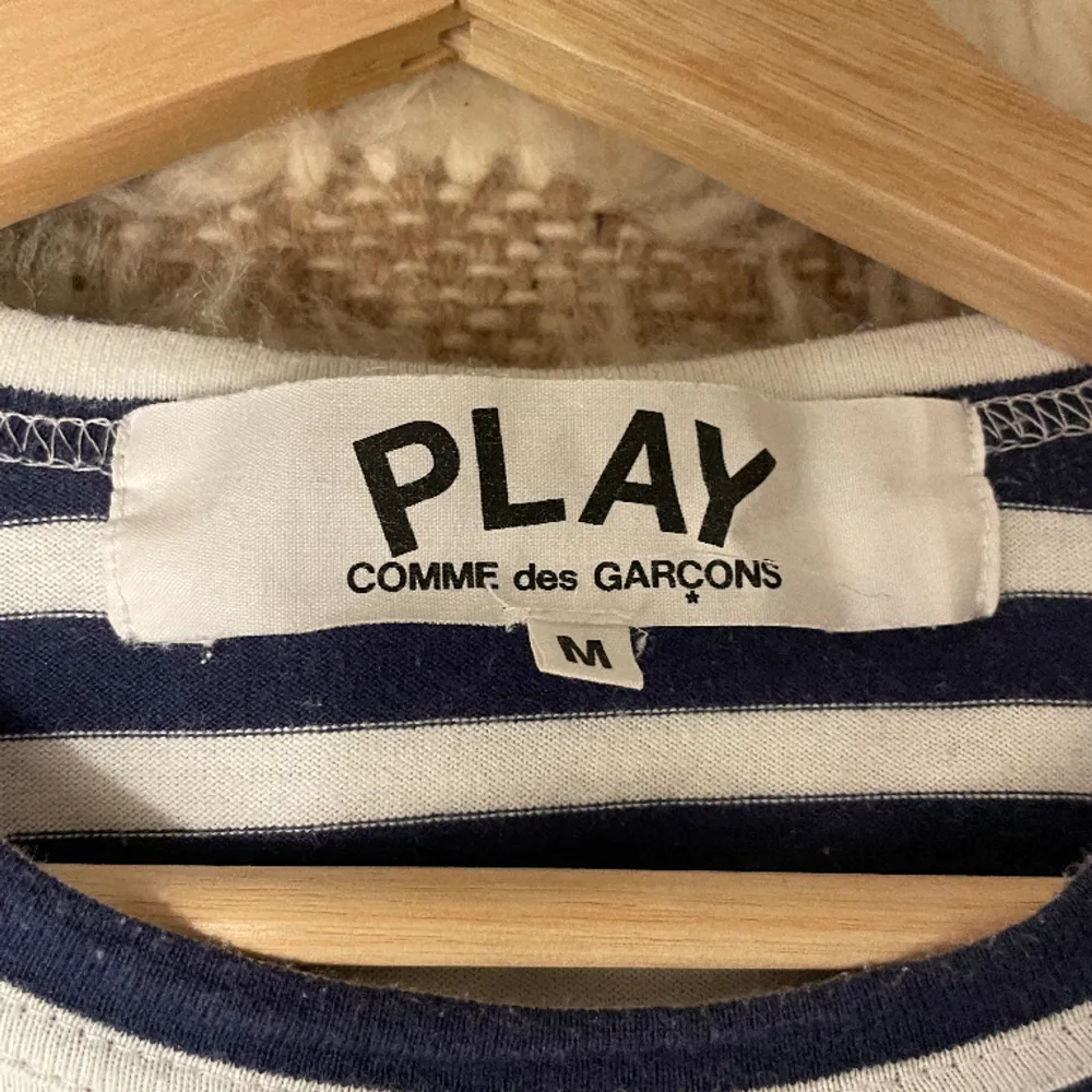 Säljer min Commes Des Garcons tröja, då den är för liten. Den är använd ett fåtal gånger och är därför i väldigt bra skick. Säljer den för 549, nypris 1900. Pris kan diskuteras. T-shirts.