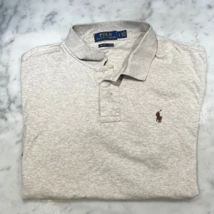 Ralph Lauren Pike - Tjena, jag säljer nu min skit snygga och mjuka pike. Skicket är 9/10 och den passar M. Nypris 1200kr! Hör av dig vid minsta lilla fundering ☺️