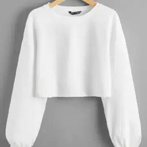 Jätte fin vit ribbad tröja från Shein. Knappt använd och är i nyskick med bra material. Kommer inte till användning längre därav säljer jag🥰🩷Kan skicka fler bilder vid intresse😊