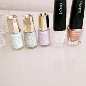Nagellack  - Olika nagellack som jag inte använt. Har testat de en gång. 