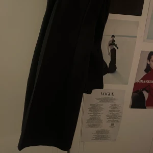 Kostymbyxor  - Lågmidjade kostymbyxor från bikbok! Storlek 40, men passar mig som normalt är storlek 36/38 i byxor! Är 174 cm.