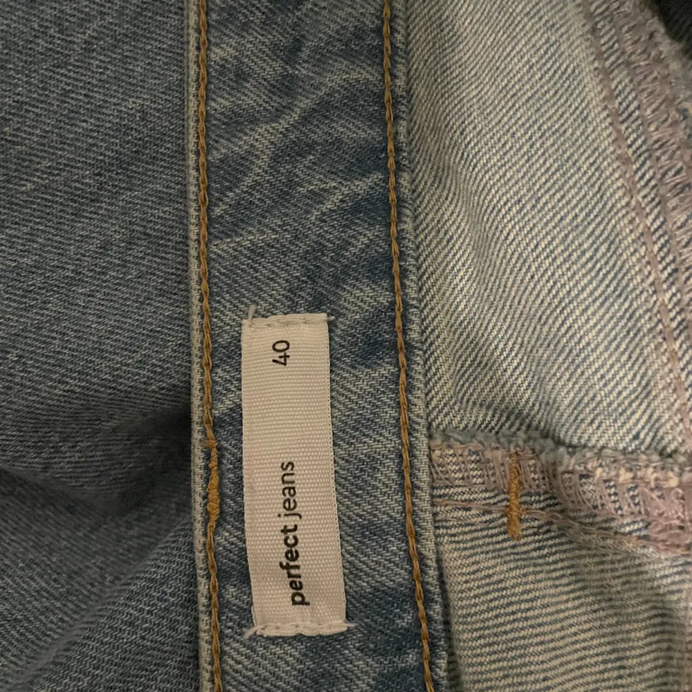 Jeans från Gina tricot tappade intresset för den efter bara någon vecka så dem är väldigt sparsamt använda är i färgen ljusblå originalpris 500. Jeans & Byxor.