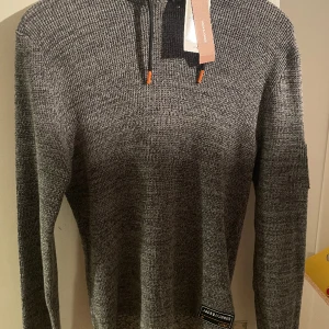 Jack and Jones hoodie  - En Jack and Jones tröja Helt ny med prislapparna kvar  Storlek m  Bara fråga om de är nåt