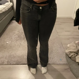 Svart spräckliga Gina jeans  - Svarta jeans i spräckligt mönster säljer då dem är för korta orginal pris 500