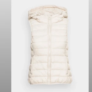 Beige väst - Beige väst ifrån only. Väldigt bekväm och ”lent” material. Djupa innefickor. Kommer inte till användning då den är lite stor. Str L. 