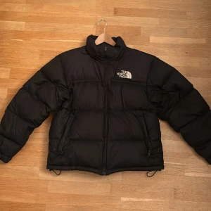 The North Face Jacka  - The North Face Jacka i storlek medium. Har andvänts varsamt och är i toppskick. Nytt pris 3000kr mitt pris 1299 kr.