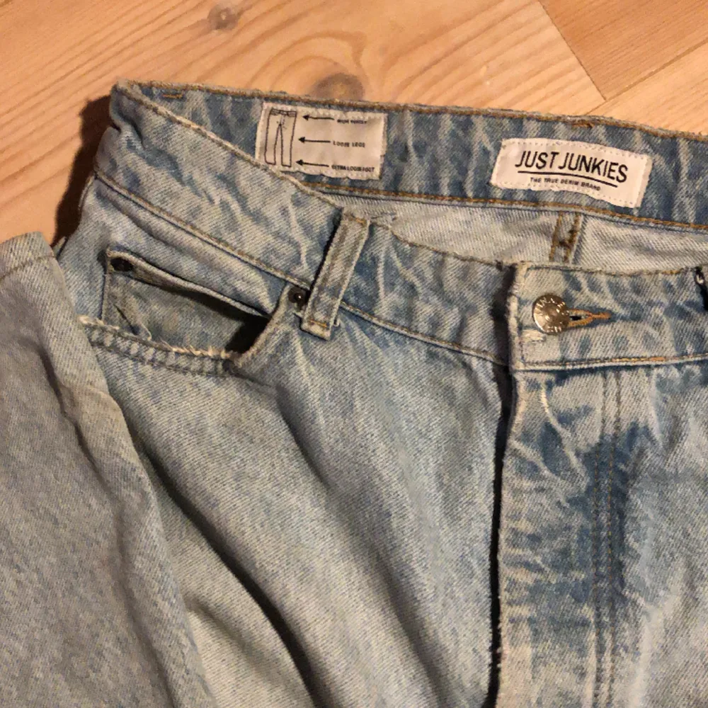 ljusblåa baggy jeans som är väl använda men ändå i väldigt bra skick (har i vanliga fall xs-s). Jeans & Byxor.