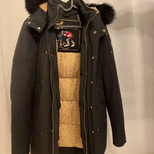 Moose knuckles  - Jackan är äkta och i bra skick, fräsch inga hål rökfri  Storleken är XS/S men passar för dom som har S i storlek jackan är stor i storleken. Kvitto finns och vid snabb affär kan pris diskuteras Modellen heter moose knuckles stag lake parka