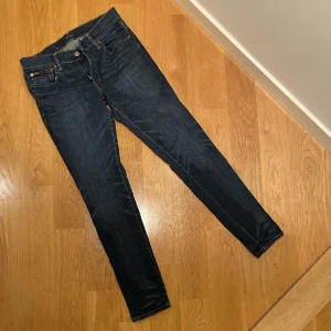 Ralph lauren jeans - Säljer dessa feta ralph lauren jeans i storlek 28/30, med en sjukt snygg mörkblå wash. Ny pris ca 2000 vårt pris 600