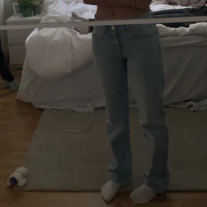 Jeans  - Säljer ett par ljusblåa lågmidjade jeans från zara. I väldigt bra skick. Priset kan diskuteras 💕
