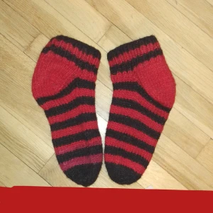 Raggsockor handgjorda ull strl ca 36-37 - Raggsockor som min mormor har stickat med ull från sina egna får. :) Strl ca 36-37. Använda ett fåtal gånger. Röda och svarta. 