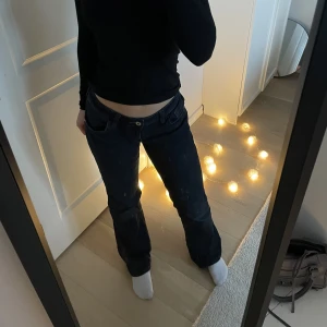 Low waist bootcut jeans - Snygga lågmidjade bootcut jeans från hm i nyskick! Slutsålda i de flesta storlekarna.