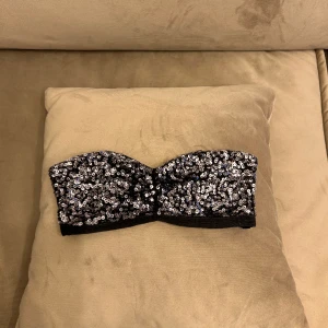 Glittrig bandeau topp - Paljett bandeautopp, lappen har blivit urtvättad och osäker på märke men skulle säga att storleken är xs-s💕 perfekt till nyårsfirandet med en blazer över💃🏽✨