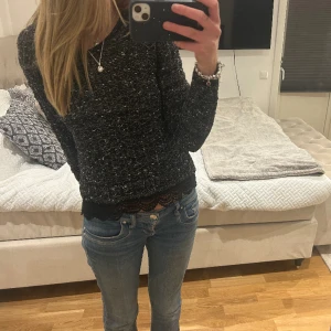 Stickad tröja! - Ass snygg tröja med svart spets vid magen. Jätte cool och unik, den är i storlek M men skulle säga att den sitter mer som en S