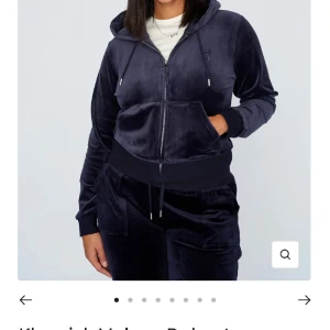 Juicy couture set  - Säljer mitt juicy set i mörkblått, byxorna i xs och tröjan i M, knappt använt då jag använder mitt bruna set mer❤️