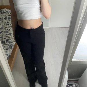 Kostymbyxor  - Jättefina svarta midwaist kostymbyxor från vero Moda 💕💕
