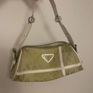 Väska  - Jättefin vintage ck cuir konection väska 