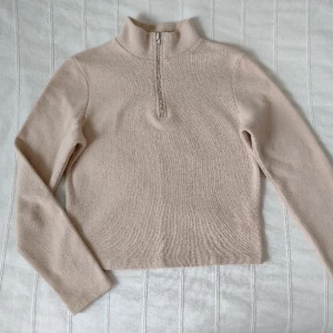 Beige ribbad kortare tröja - croppad tröja - XS - Beige kortare tröja från Chiquelle. Storlek XS. Ribbad och lite luden, stretchig och skön.