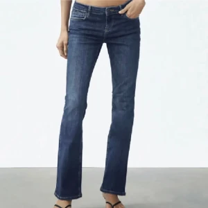 Zara jeans  - Säljer dessa zara jeans i storlek 38 då det är förlånga och förstora för mig. Skulle passa någon med storlek 36/38 och som är över 165 cm lång! 