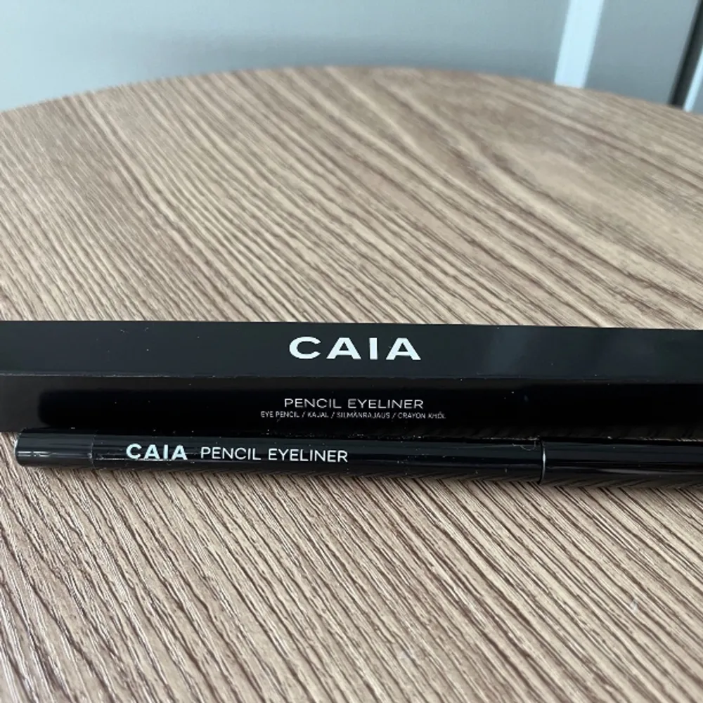 Säljer en helt oanvänd pencil eyeliner från Caia.. Övrigt.