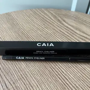Säljer en helt oanvänd pencil eyeliner från Caia.