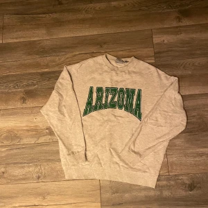 Collage Sweatshirt 💚🍀 - Säljer min sweatshirt från ASOS, som är i grymt skick! Kommer inte till användning så de är därför jag säljer🥰