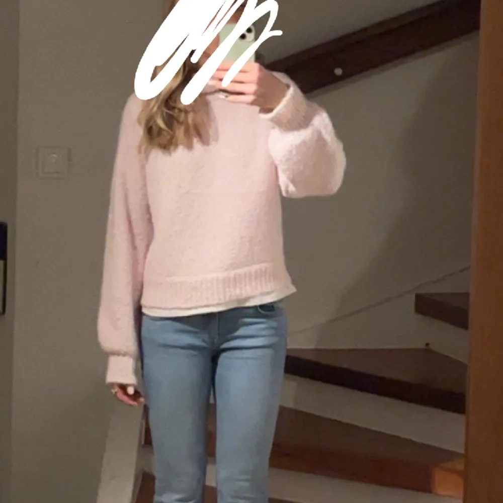 Intressekoll på den här supermysiga och fina rosa stickade tröjan ifrån Lindex. Helt slutsåld på hemsidan. Använd cirka 2 gånger så jätte bra skick, nästan helt ny. Köptes för 400❤️. Neuleet.