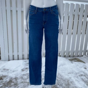 Jeans  - De är välanvända men i bra skick. Midwaist.   Storlekslappen har klippts av vid något tillfälle.  Mått i cm:  Midjebredd 40, längd 98. 