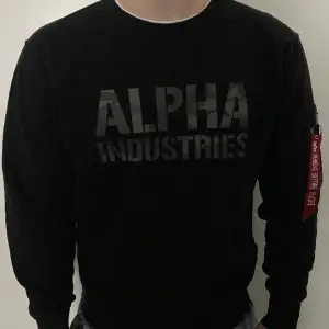 En svart Alpha industries tröja i storlek M. Mycket bra skick, väl omhändertagen.