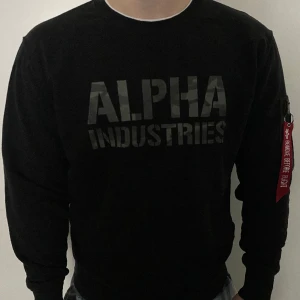 Alpha industries - En svart Alpha industries tröja i storlek M. Mycket bra skick, väl omhändertagen.