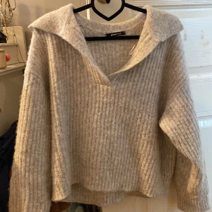 Stickad tröja - Jätteskön stickad tröja från Gina Tricot som man kan styla på flera olika sätt. Perfekt nu i vinter. Storleken är M men passar även Xs/S.  Använd fåtal gånger, fortfarande som ny. Hör gärna av er vid frågor!! 