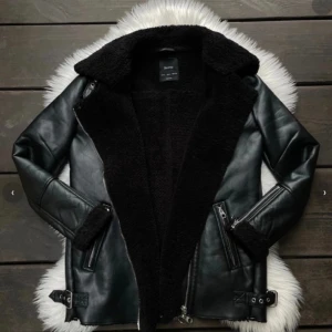 Snygg läderjacka  - Varm vintrig läderjacka som passar till allt. Bra skick och i size S 🖤