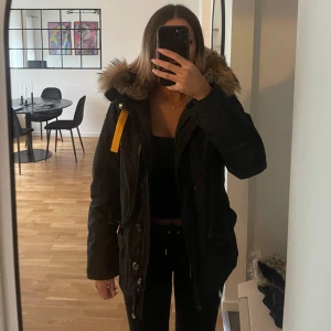 PARAJUMPER DORIS - Storlek L men mer S/M Inga skador eller fläckar Nypris 9299kr, kvitto finns Pris kan diskuteras vid snabb affär