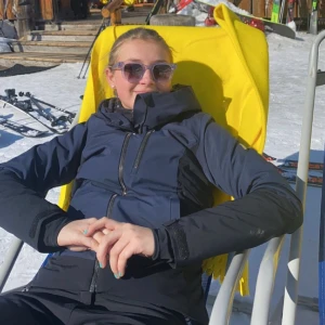 Peak performance skidjacka - Säljer en så sjukt snygg skidjacka från peak performance helt i nyskick!🤩 Endast använd i 5 dagar och den är som ny🥰 Har många bilder så kom privat om du vill ha fler. Storlek S och köpte den i butik för ca 3000kr. Kom privat för mer info!⛷️🗻