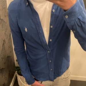 Hej! Nu säljer jag min jättefina Ralph Lauren skjorta i färgen ljusblå. Den har inga som helst defekter eller fläckar. Nypris : 1599kr. Några frågor eller funderingar bara o höra av sig! 