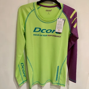 Träningsset med leggings & tröja, märke Dcore - Nypris 699kr  Träningsset med leggings & tröja. Helt nytt!  Fin julklapp!  Storlek S 