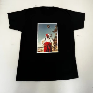Svart t-shirt, med jultryck. - Oanvänd tröja, finns både i M och L.