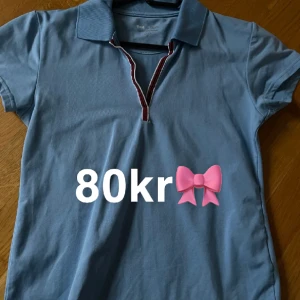 Fartygs Tröja - Fartygs liknande ljusblå tröja som tyvärr inte kommer till användning längre! Så himla gullig och smälter bra in med Lisebergs personal om så önsas. Köpt second hand!