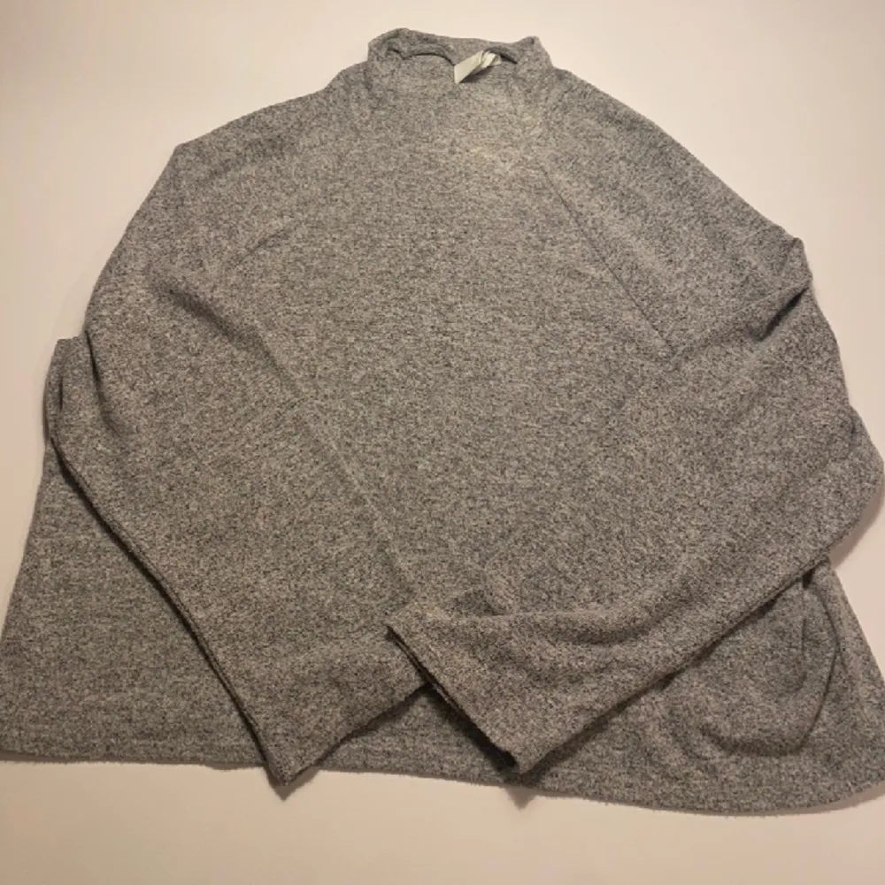Vanligt grå tröja som går upp lite i halsen! Använd lite grann men ändå bra skick! Den är i L men passar även M. Tröjor & Koftor.