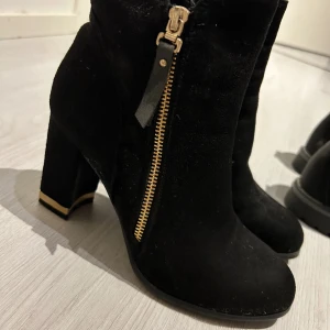 Stövletter  - Som nya. Svart ”mocca” med gulddetaljer  